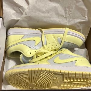 Citron tint never worn Air Jordans